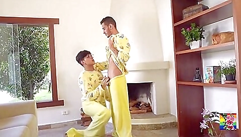Mas peepoking a massaged and cum all over